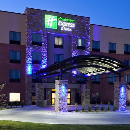 Holiday Inn Express & Suites Fort Dodge By Ihg Exterior photo