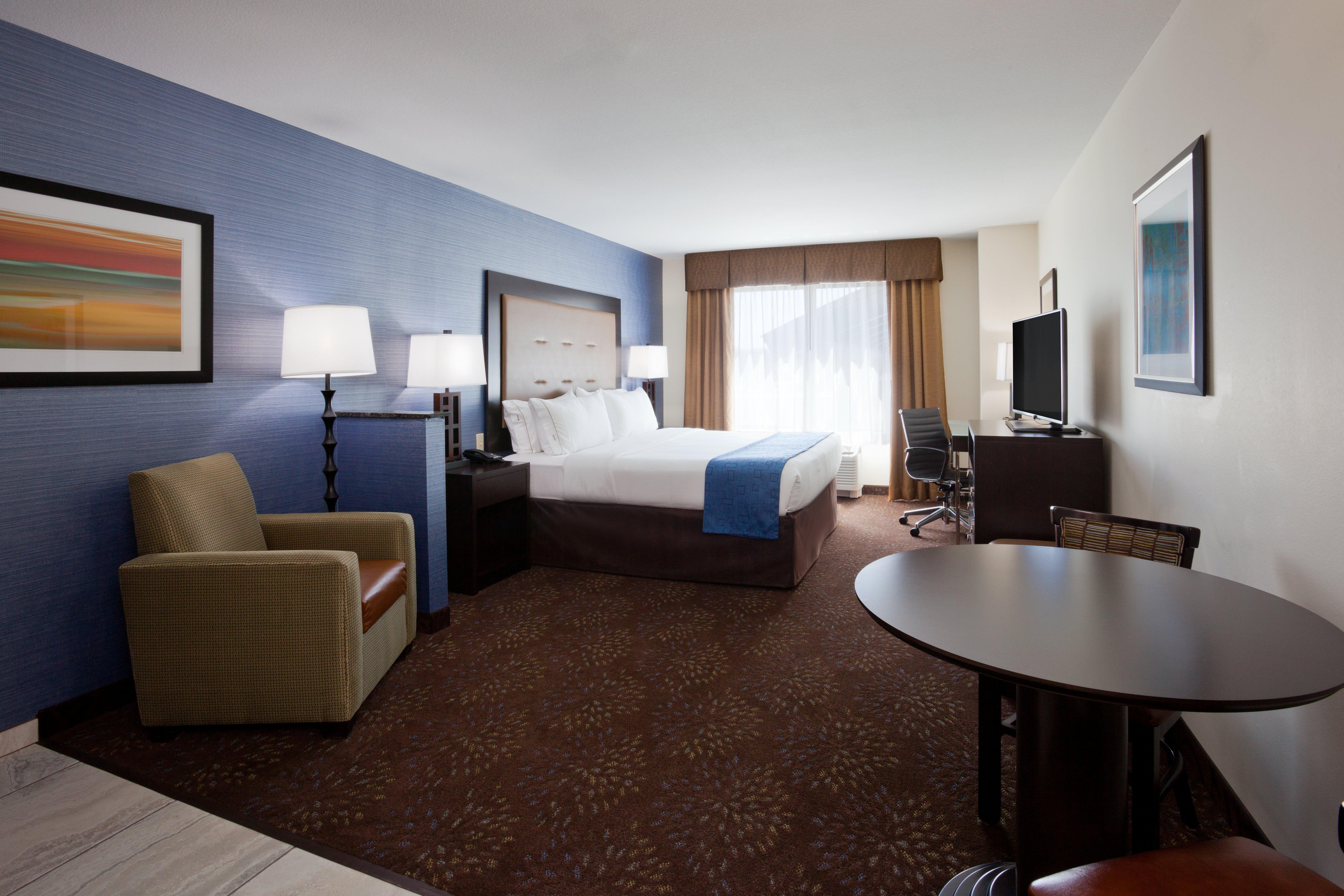 Holiday Inn Express & Suites Fort Dodge By Ihg Exterior photo
