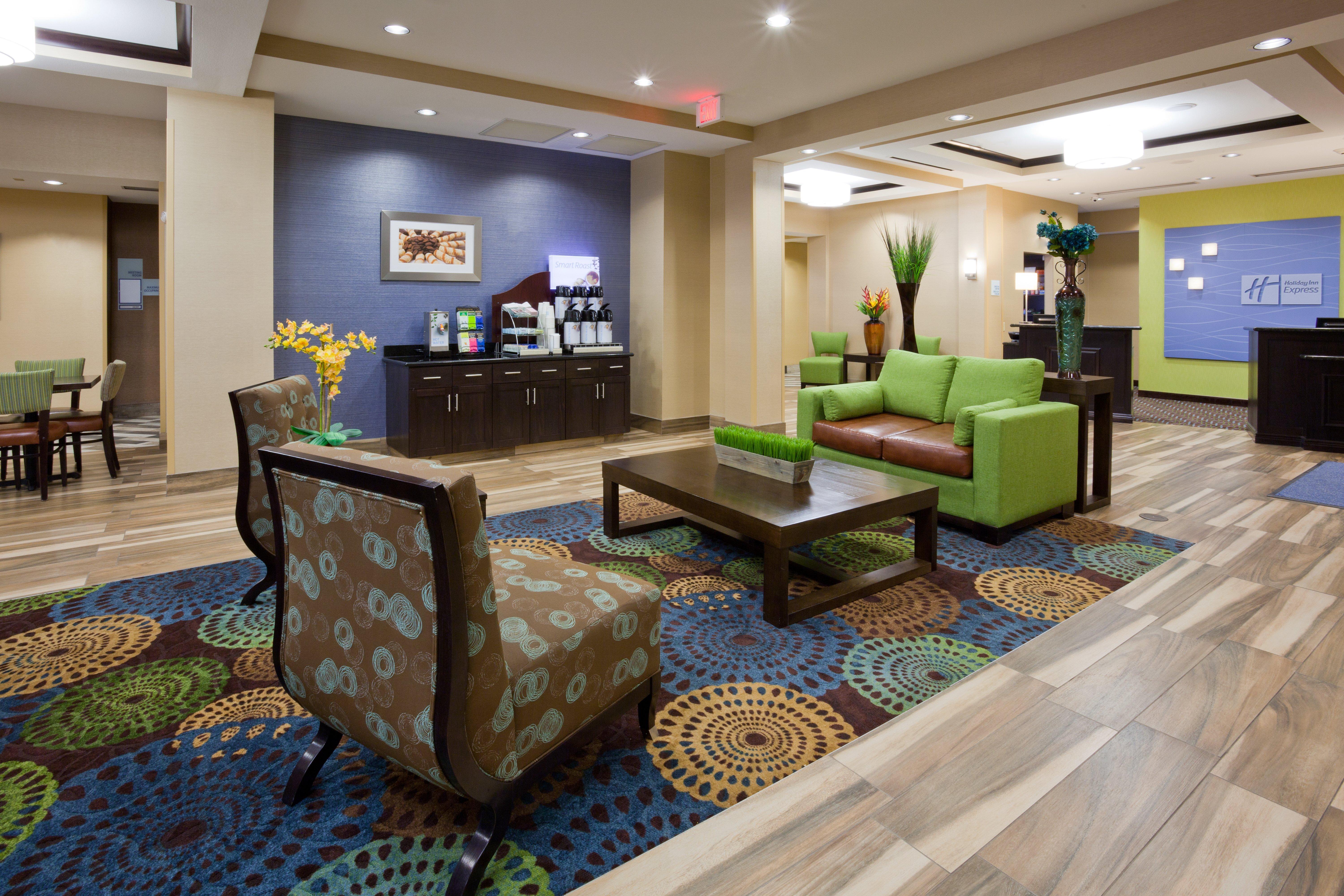 Holiday Inn Express & Suites Fort Dodge By Ihg Exterior photo