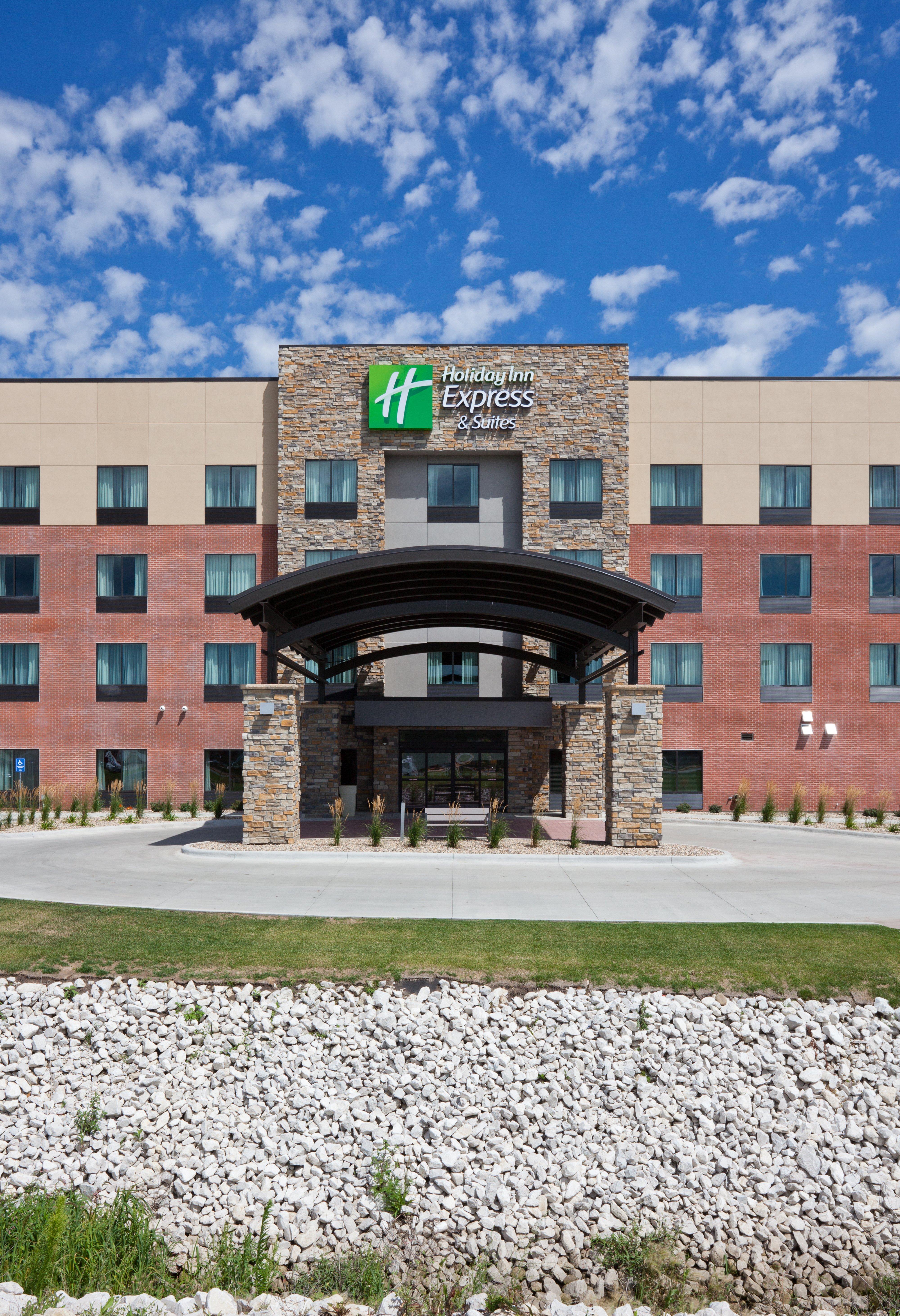 Holiday Inn Express & Suites Fort Dodge By Ihg Exterior photo