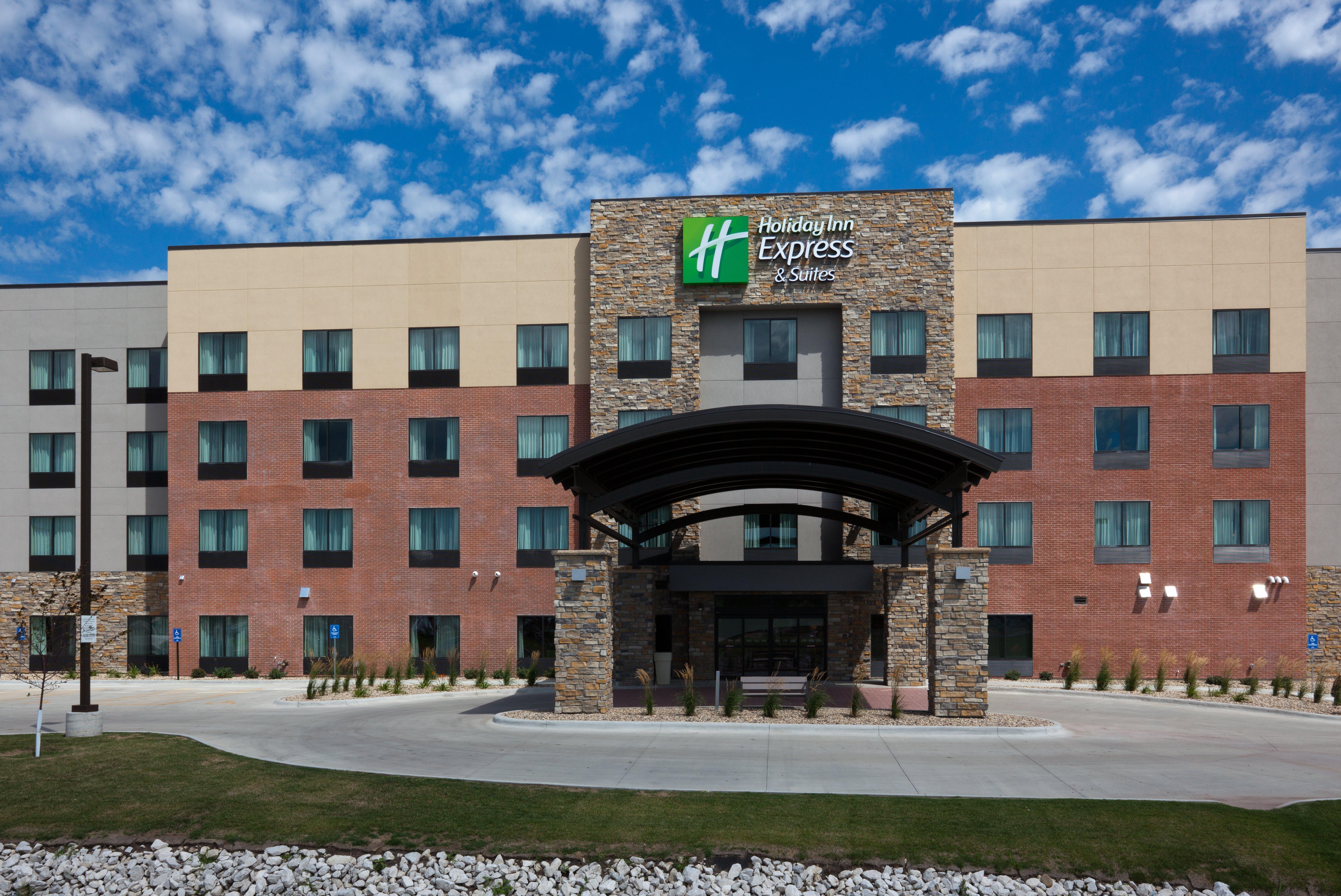 Holiday Inn Express & Suites Fort Dodge By Ihg Exterior photo