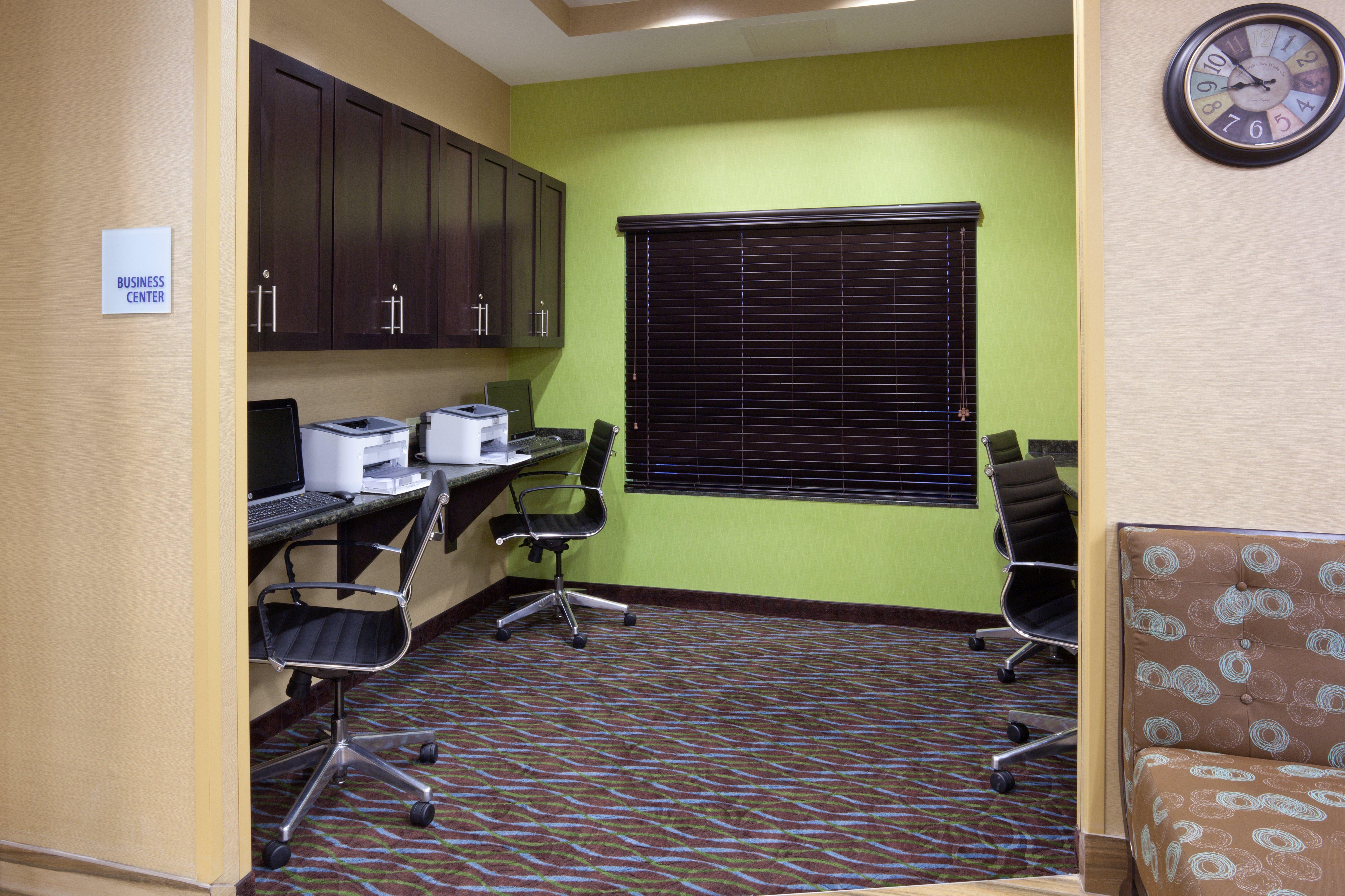 Holiday Inn Express & Suites Fort Dodge By Ihg Exterior photo