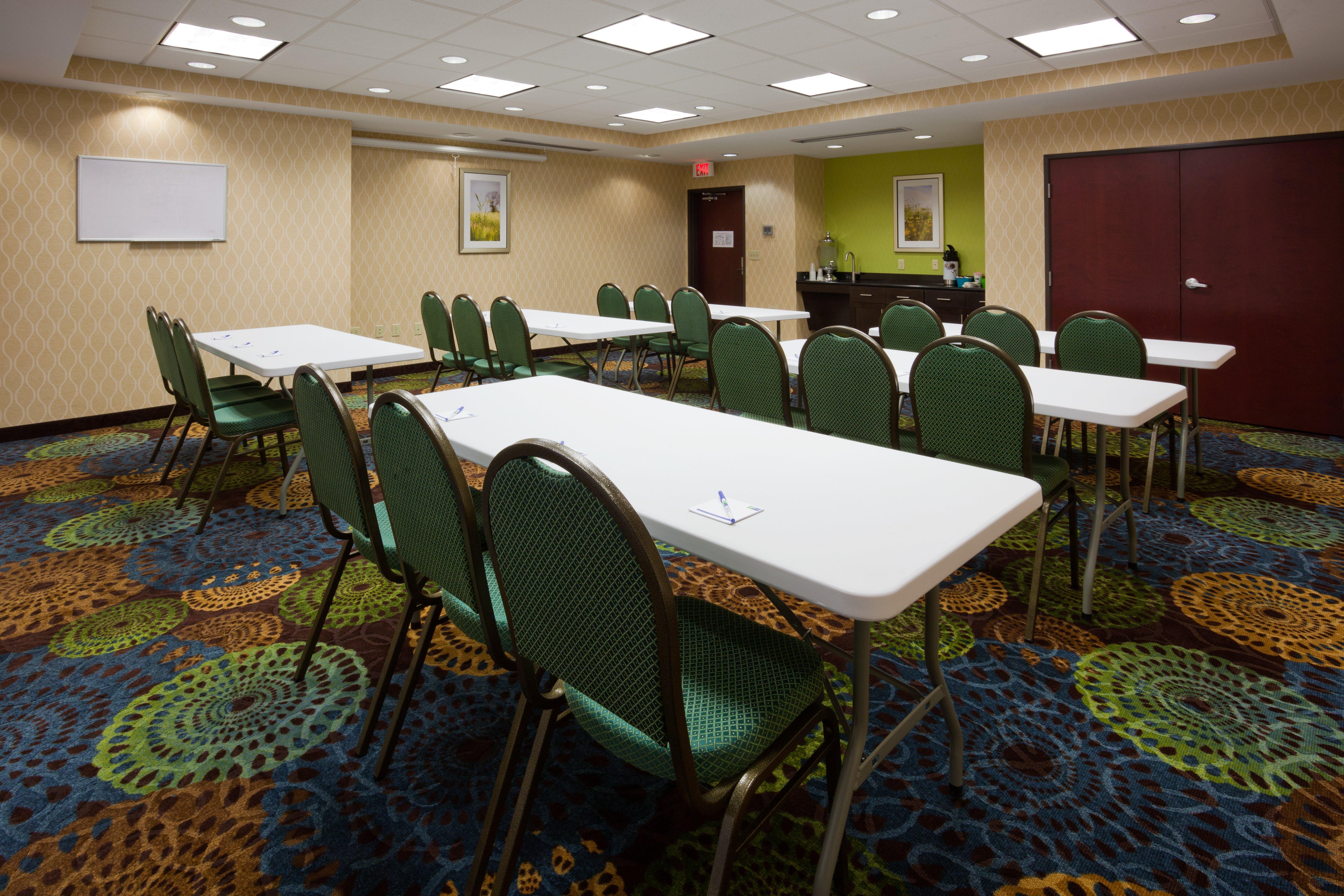 Holiday Inn Express & Suites Fort Dodge By Ihg Exterior photo