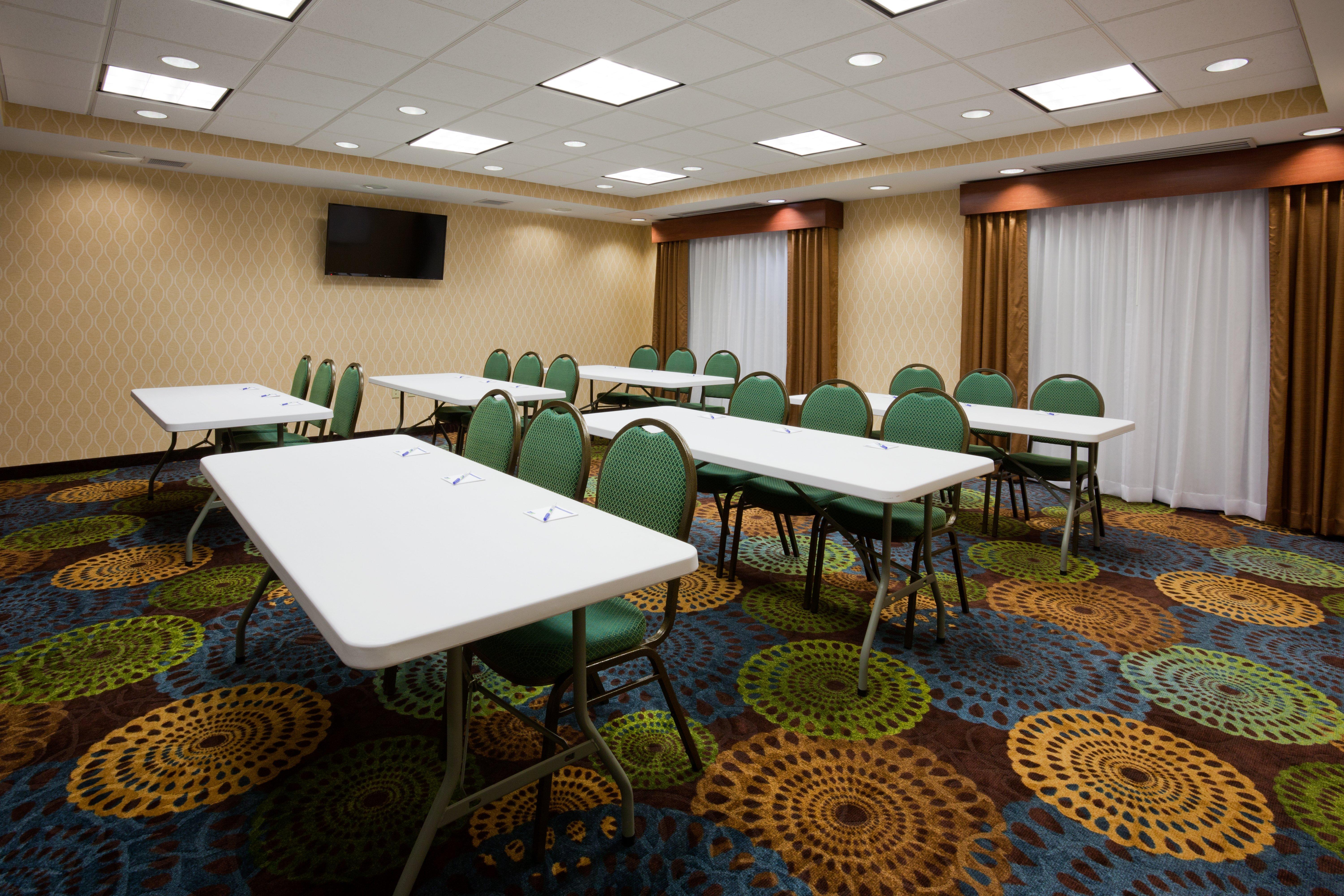 Holiday Inn Express & Suites Fort Dodge By Ihg Exterior photo
