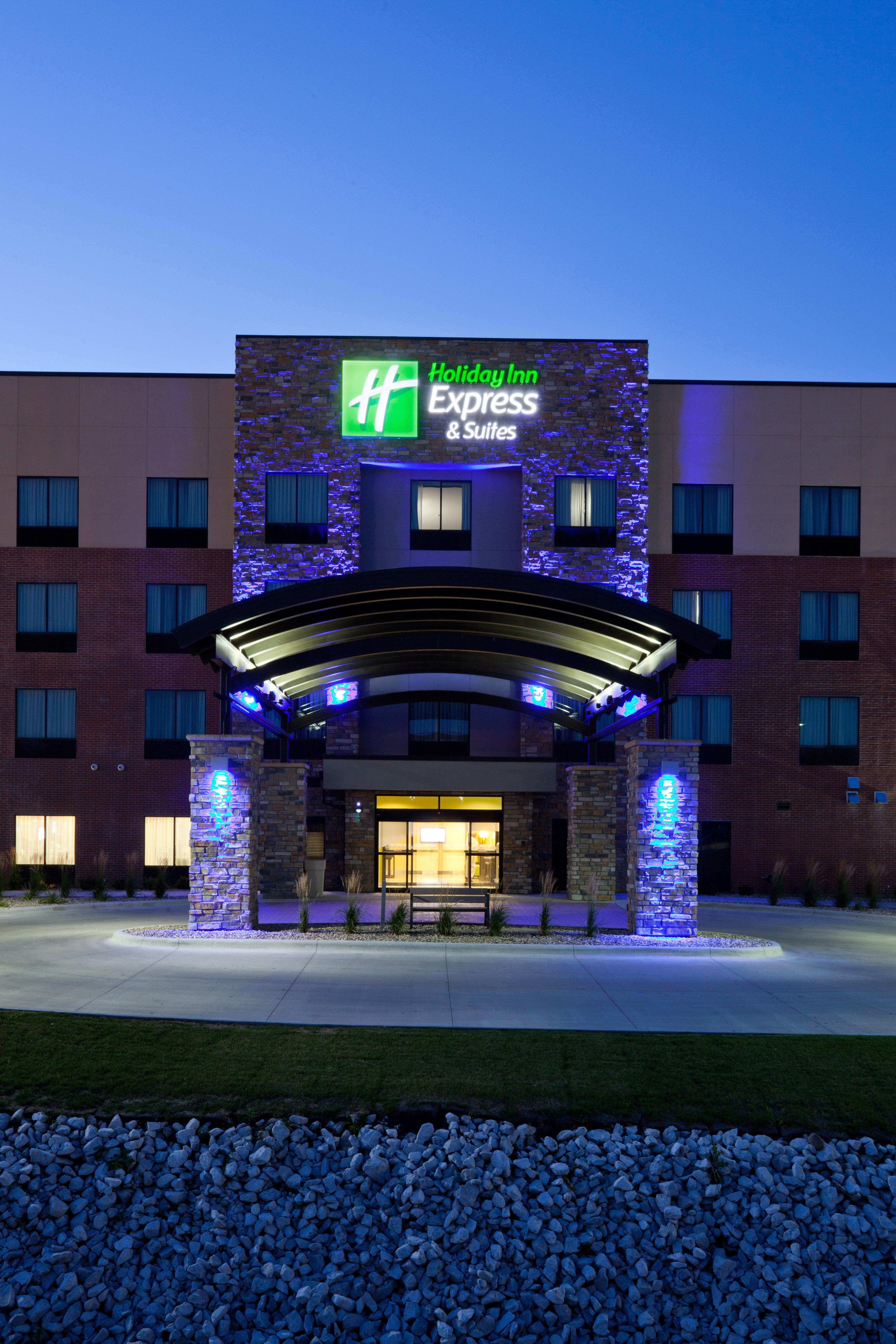 Holiday Inn Express & Suites Fort Dodge By Ihg Exterior photo
