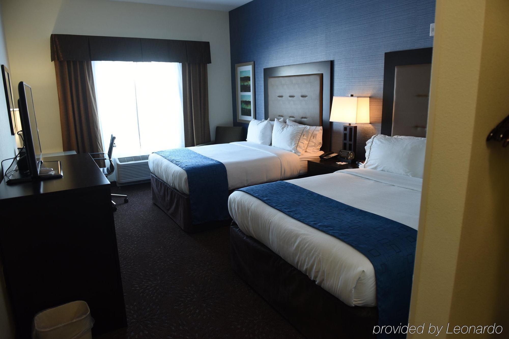 Holiday Inn Express & Suites Fort Dodge By Ihg Exterior photo