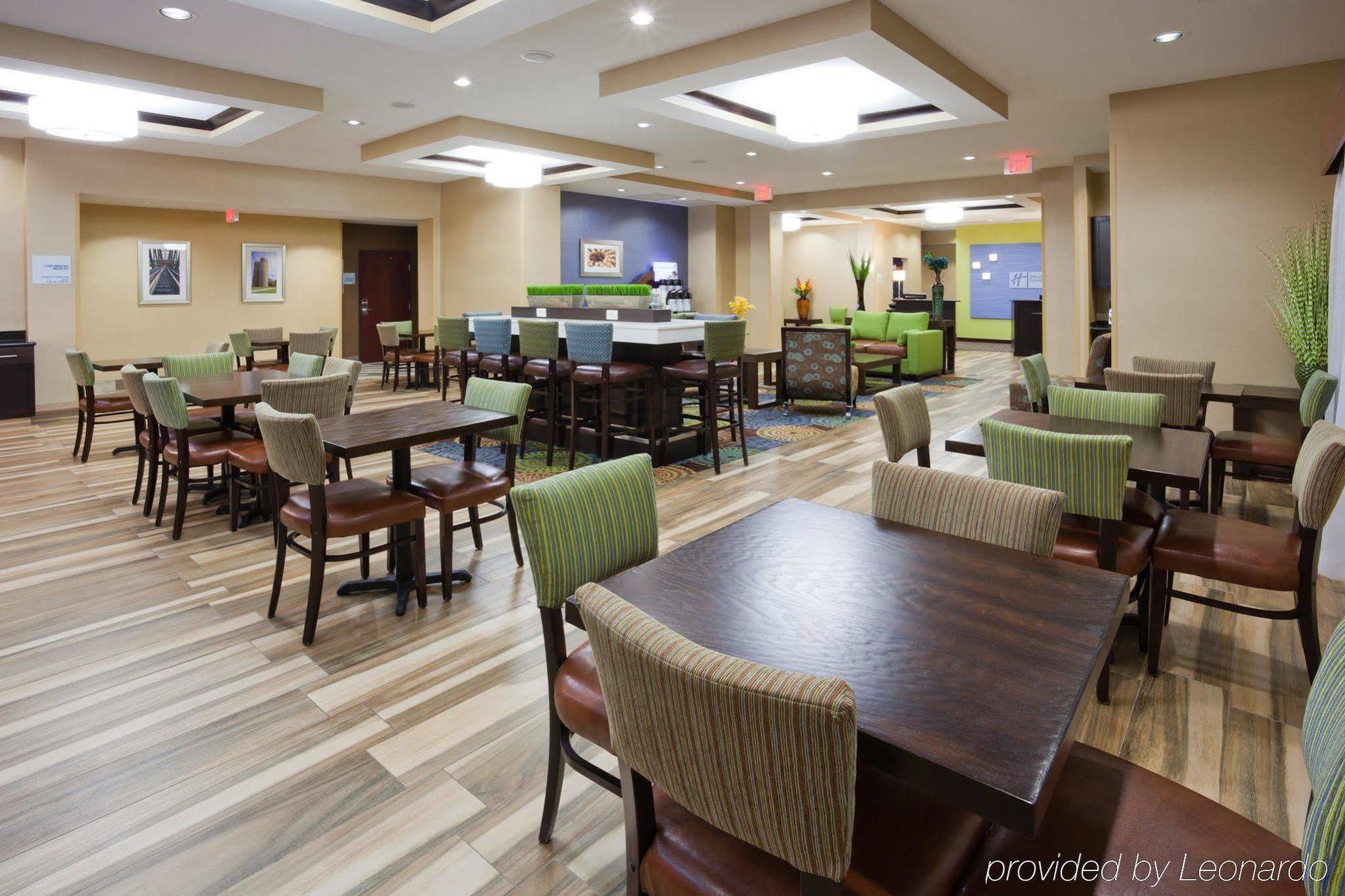 Holiday Inn Express & Suites Fort Dodge By Ihg Exterior photo