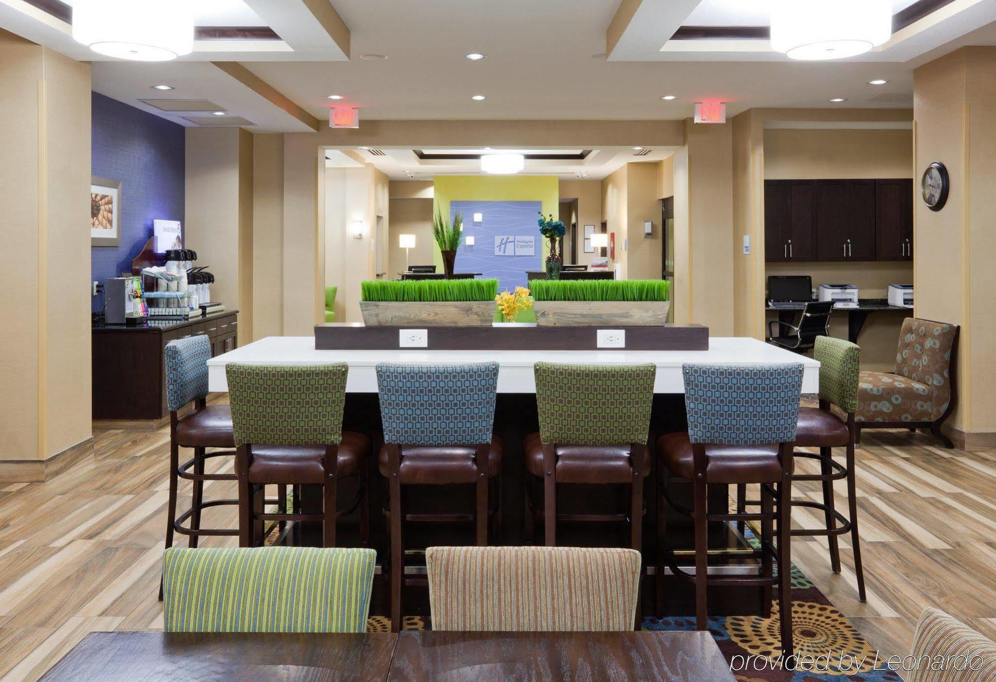 Holiday Inn Express & Suites Fort Dodge By Ihg Exterior photo