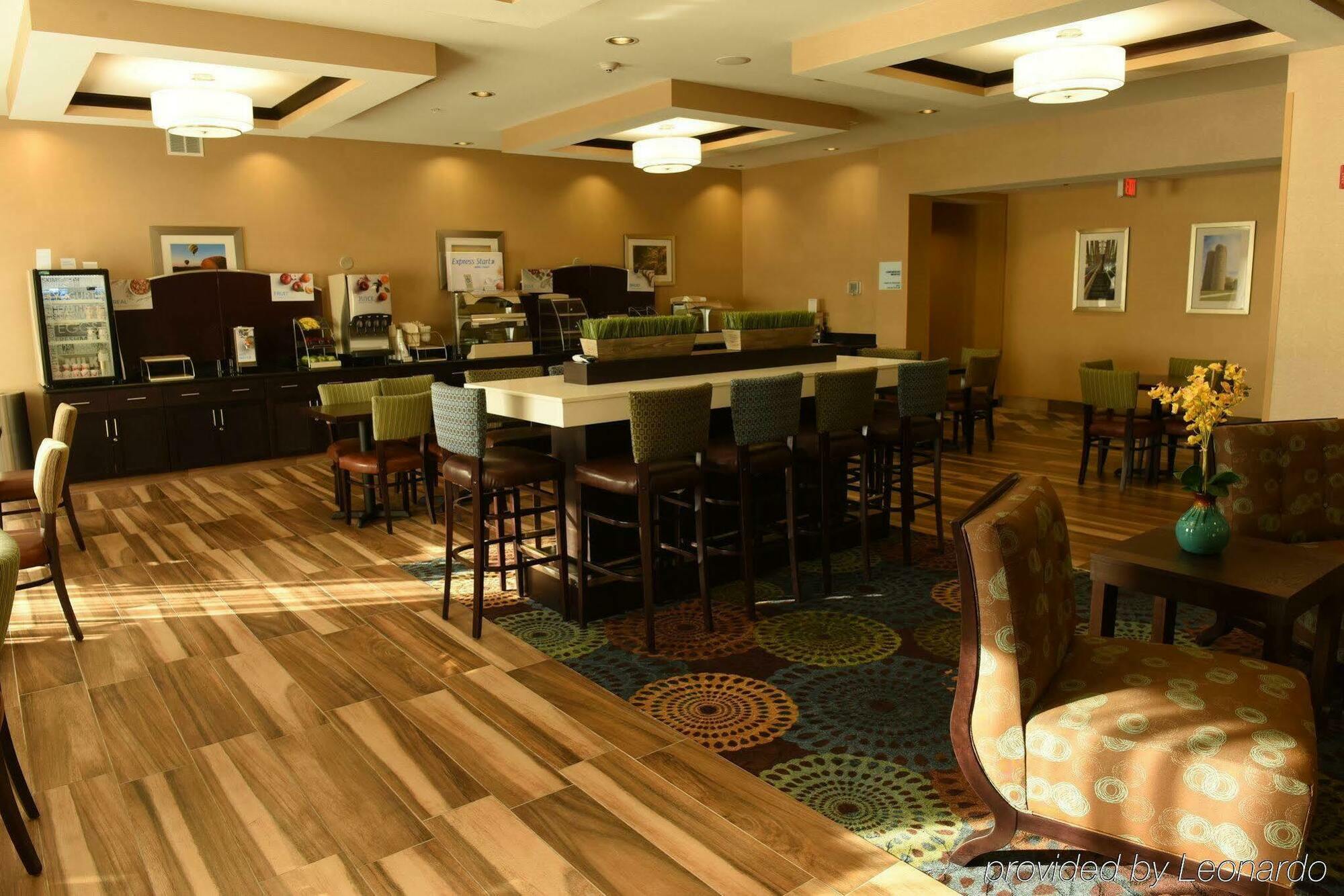 Holiday Inn Express & Suites Fort Dodge By Ihg Exterior photo